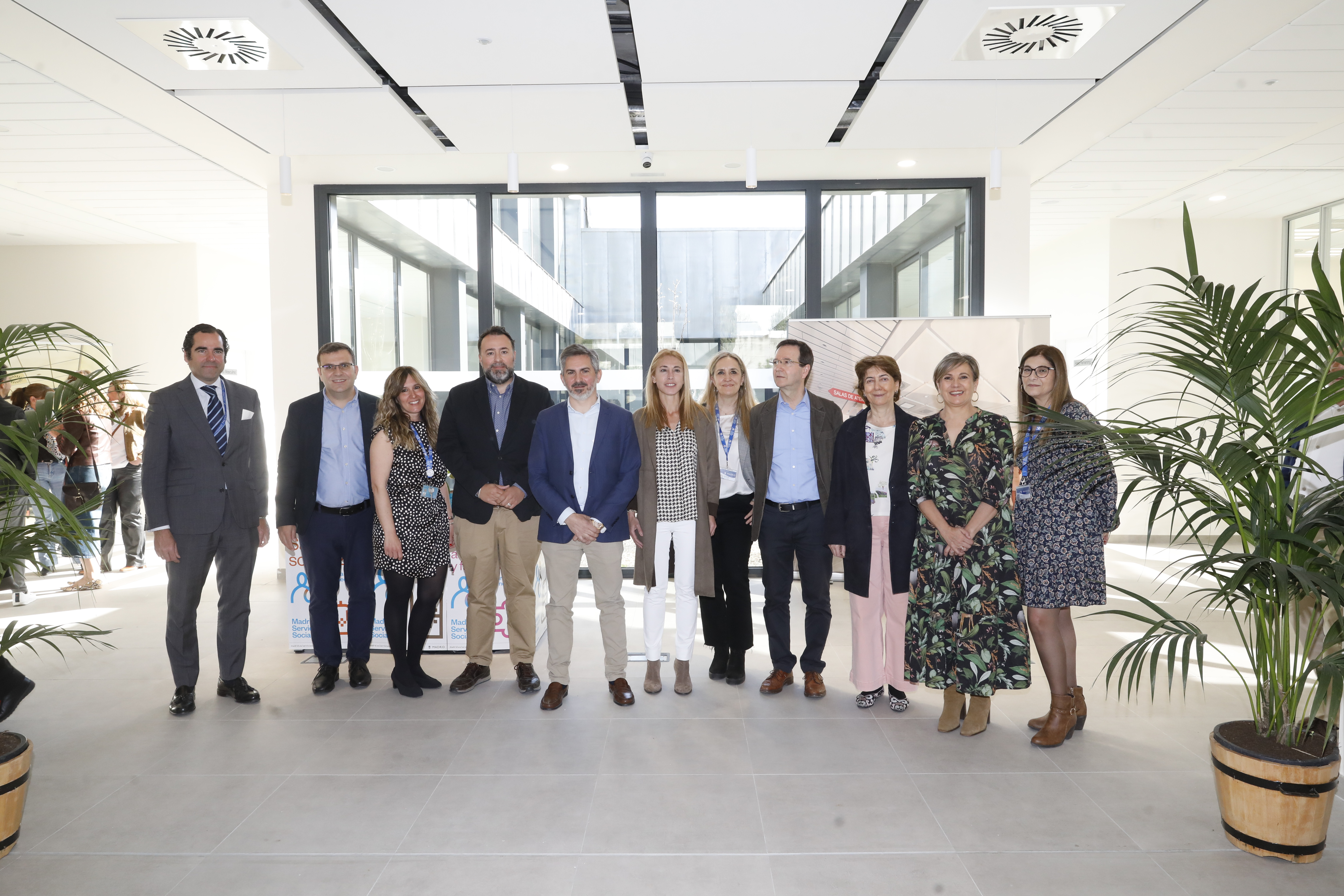 Aniorte y Saavedra junto a diversas personas responsables del nuevo centro de servicios sociales Luz Casanova